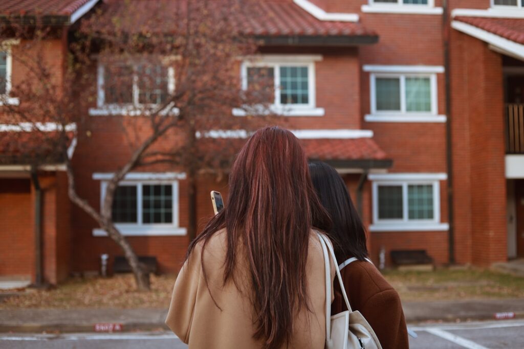 원룸 구하기 — 한국 부동산 계약서 작성하는 외국인 유학생
