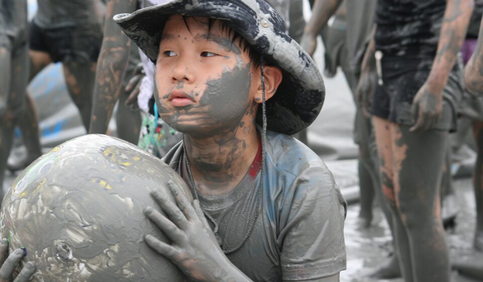 보령 머드축제 외국인 참여 포인트 — 머드몹신과 컬러머드 페인팅 체험