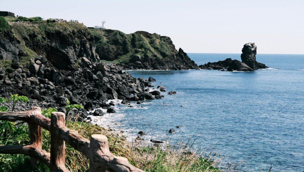 해안 트레일 대표 풍경 — 제주 동쪽 해안 절벽 일출