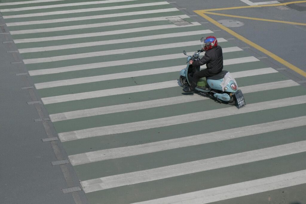 Ttallengi how to use also implies kickboard rider with a helmet on Korean roads