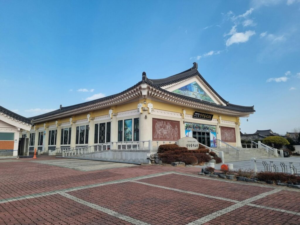 울산 대왕암공원 동해 절벽과 해송 숲 풍경