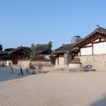 한옥 게스트하우스 마당과 기와지붕 전통 건축 풍경