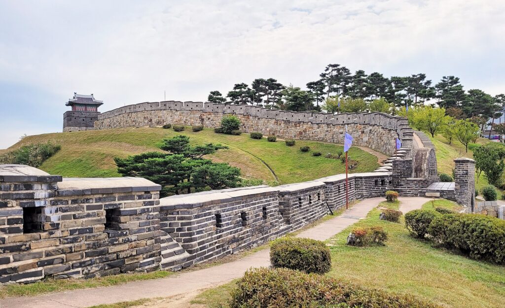 한국 역사 박물관 코스: 수원 화성 성곽 전경