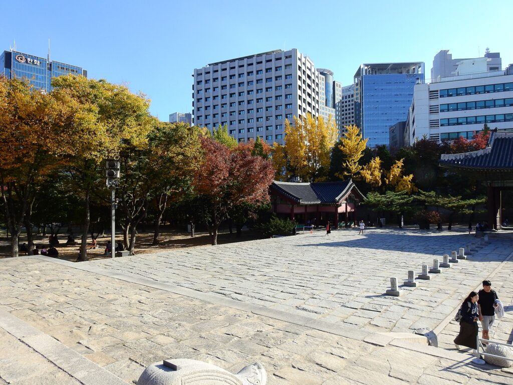 Jongmyo Changgyeonggung 1-day course - Changgyeonggung Myeongjeongjeon main hall front view