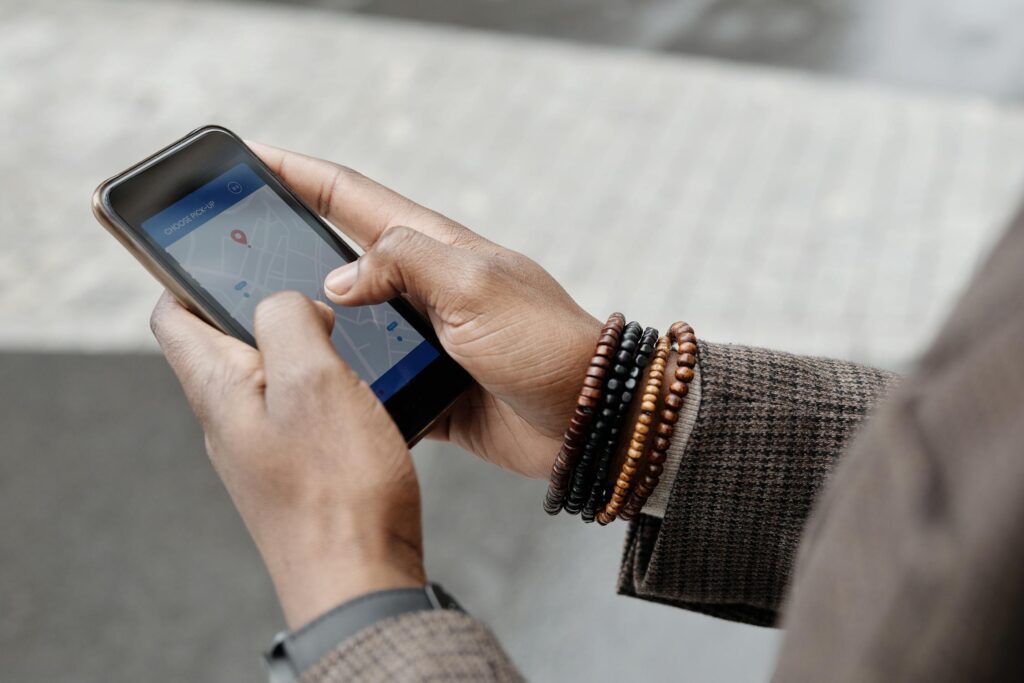 카카오맵 길찾기 GPS 안내 — 대중교통 경로를 스마트폰으로 확인하는 모습