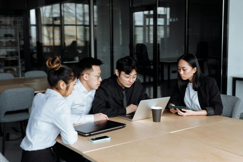 Korean workplace culture for foreigners hierarchy hoesik adaptation guide
