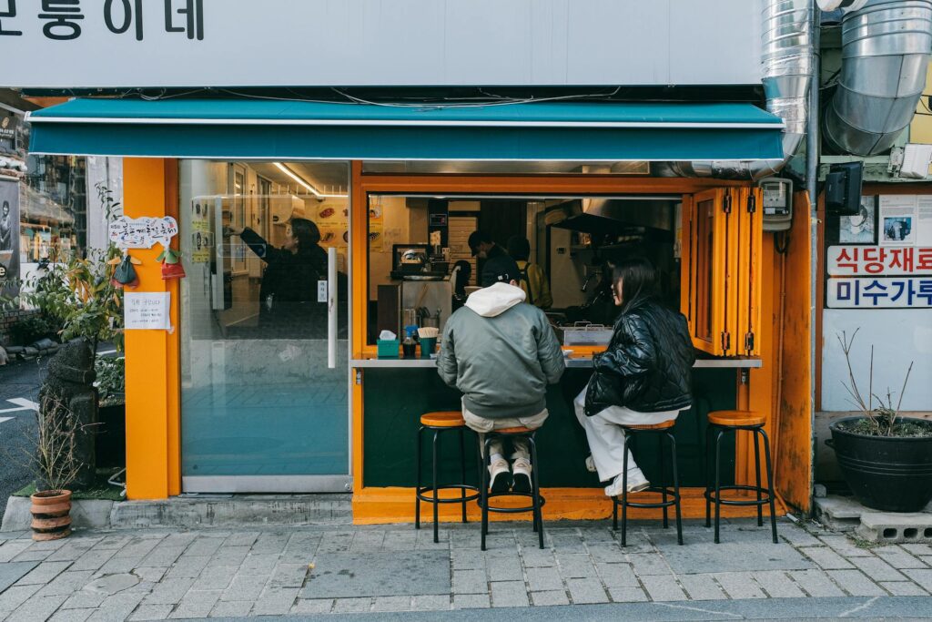 한국 연애 문화 차이 — 서울 카페 커플