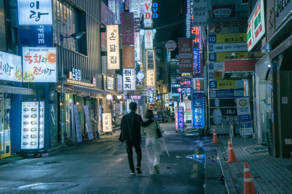 한국 연애 문화 차이 — 서울 야경 커플