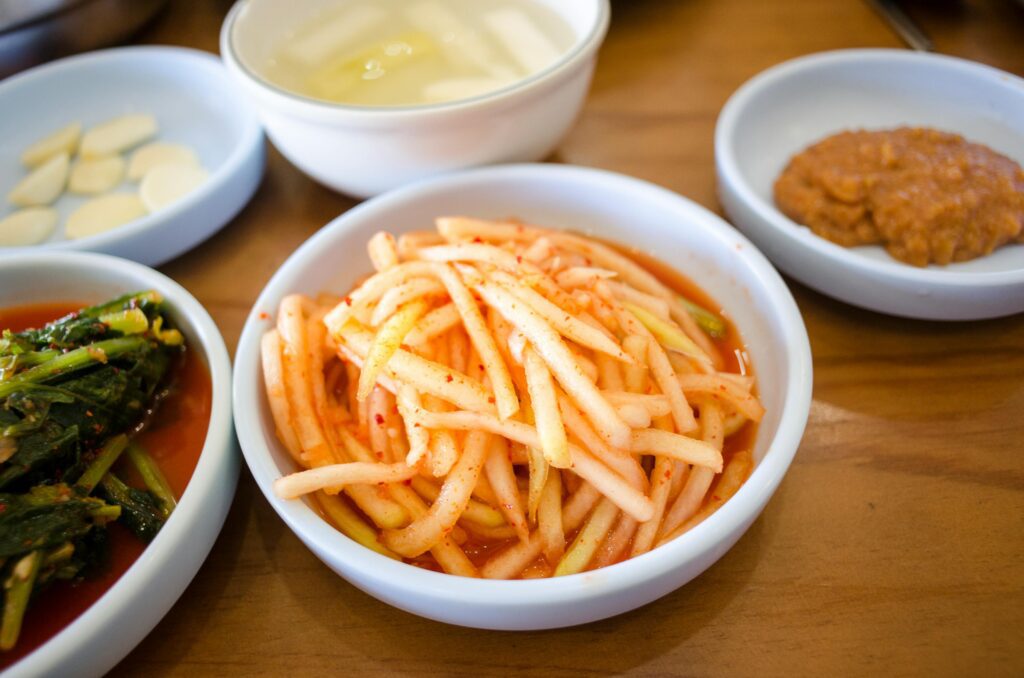한국 식당 예절 — 다양한 반찬 셀프 코너