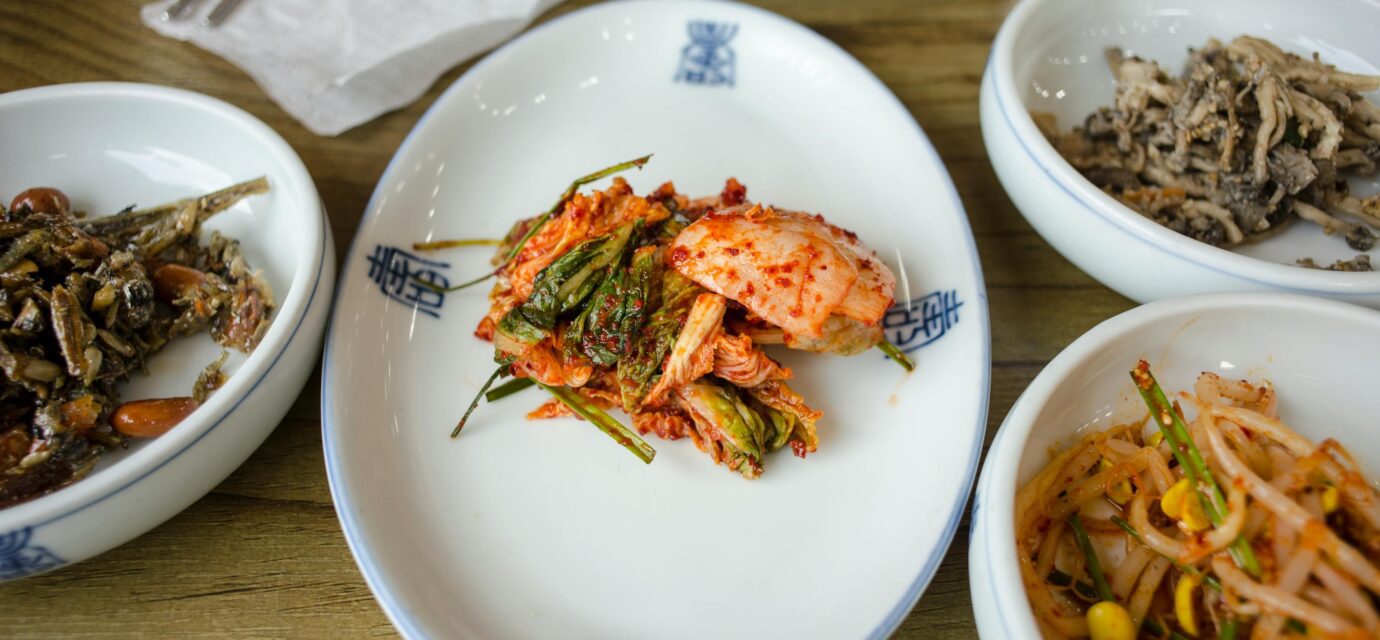 한국 식당 예절 — 반찬·앞접시·공유 식사 차림