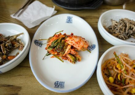 한국 식당 예절 — 반찬·앞접시·공유 식사 차림