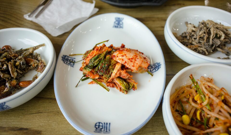 한국 식당 예절 — 반찬·앞접시·공유 식사 차림