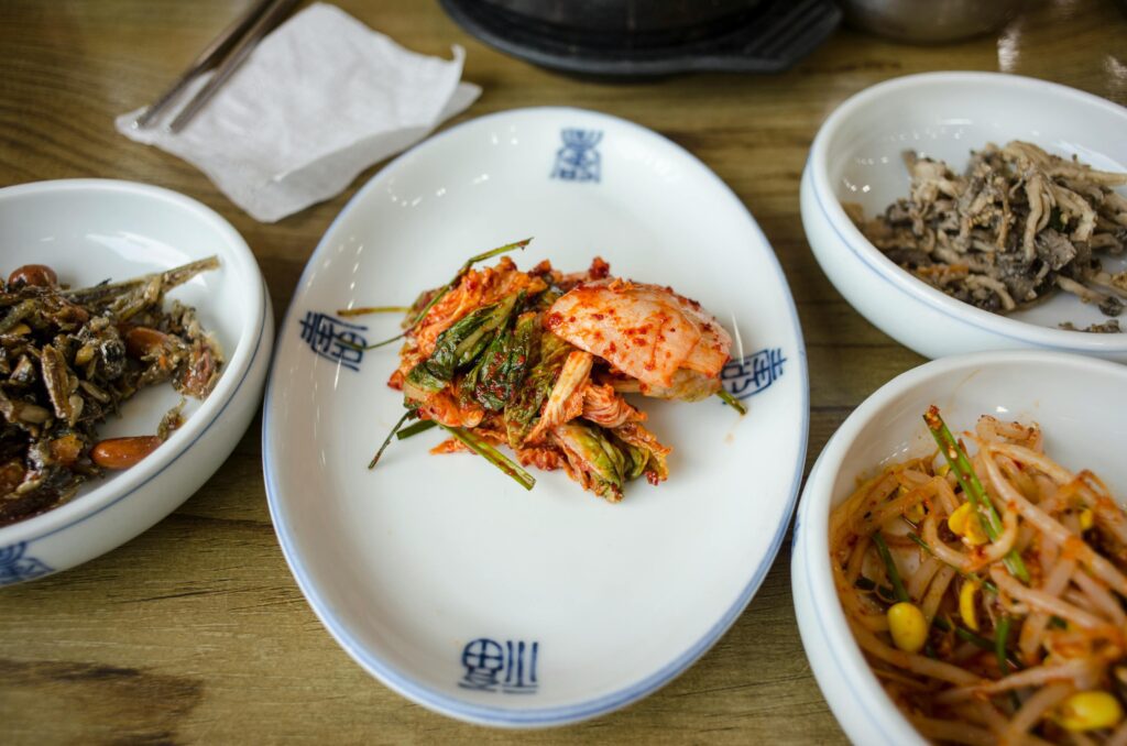 한국 식당 예절 완벽 가이드: 콜벨·반찬·혼밥·계산까지 (2026)