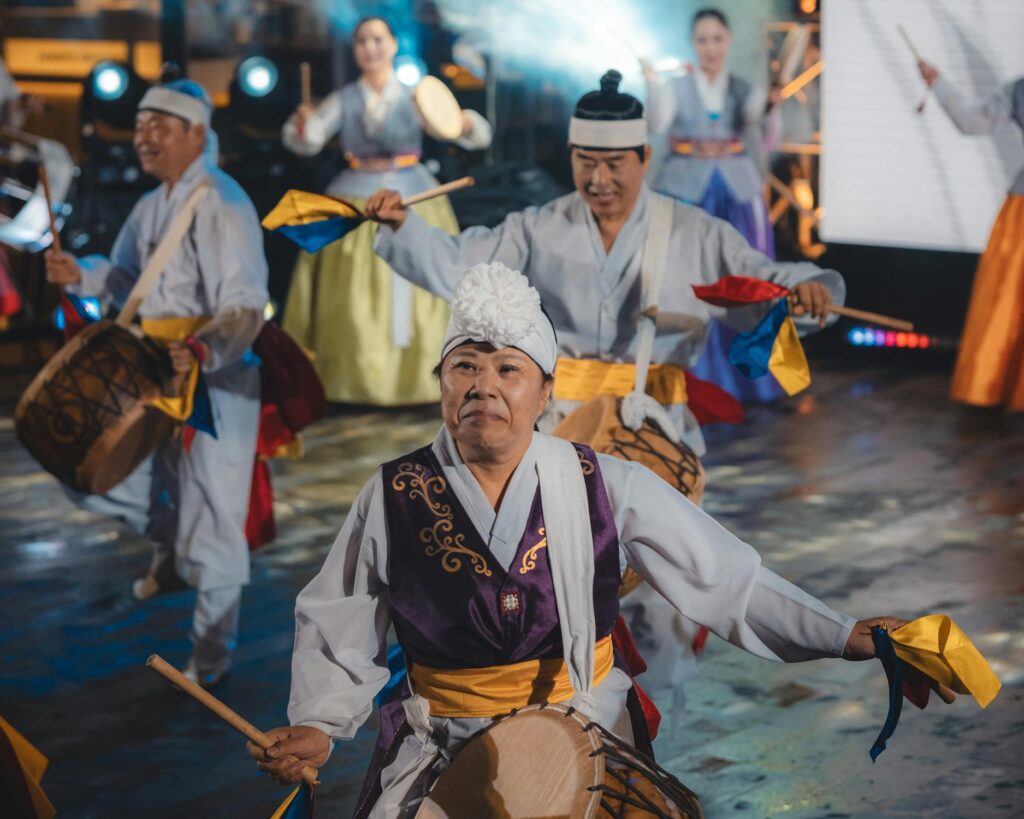 한국 전통 공연 — 화려한 한복 차림의 전통 무용 공연단