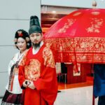 전통 혼례 체험 — 왕실 예복을 입은 커플의 전통 혼례 의식 재현