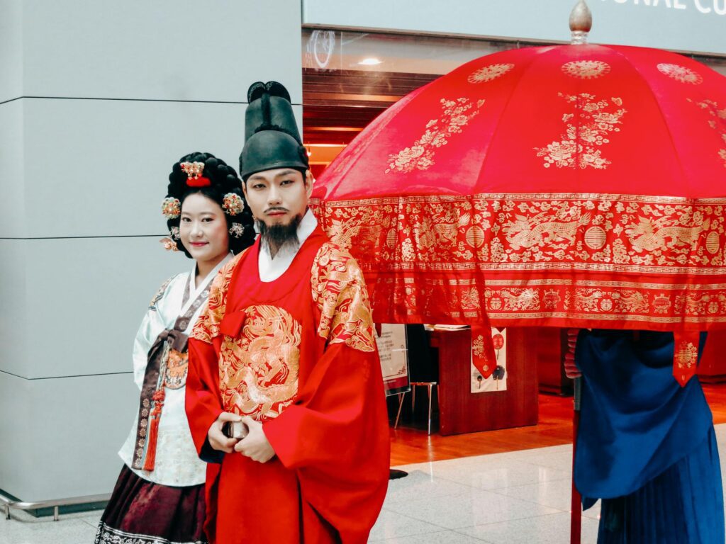 전통 혼례 체험 — 왕실 예복을 입은 커플의 전통 혼례 의식 재현