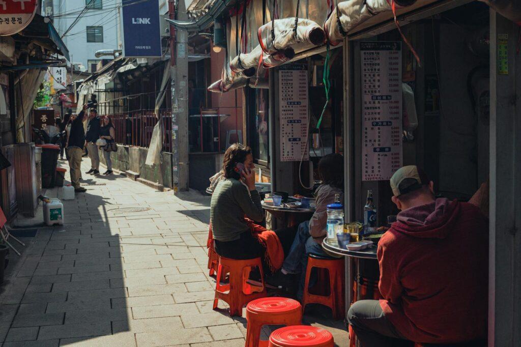 Making Korean friends local meetup — conversation at a Seoul alley cafe