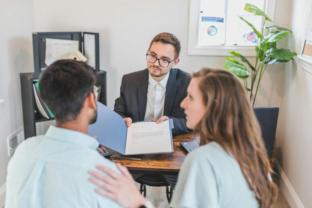 Foreigner real estate contract consultation with a licensed Korean realtor