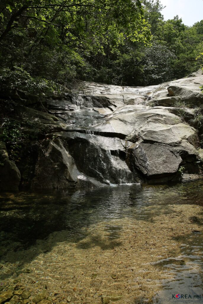 Seoul subway valley Bukhansan Uidong walking course view
