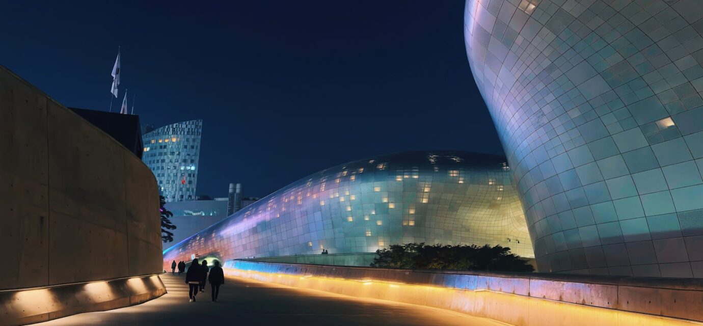 DDP 야간 사진 — 동대문디자인플라자 외벽 미디어파사드 야경