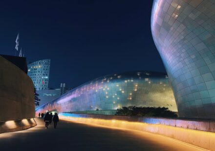 DDP 야간 사진 — 동대문디자인플라자 외벽 미디어파사드 야경