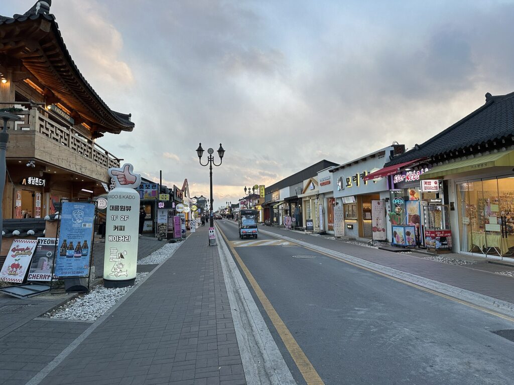 경주 감성 숙소 황리단길 카페 골목 풍경