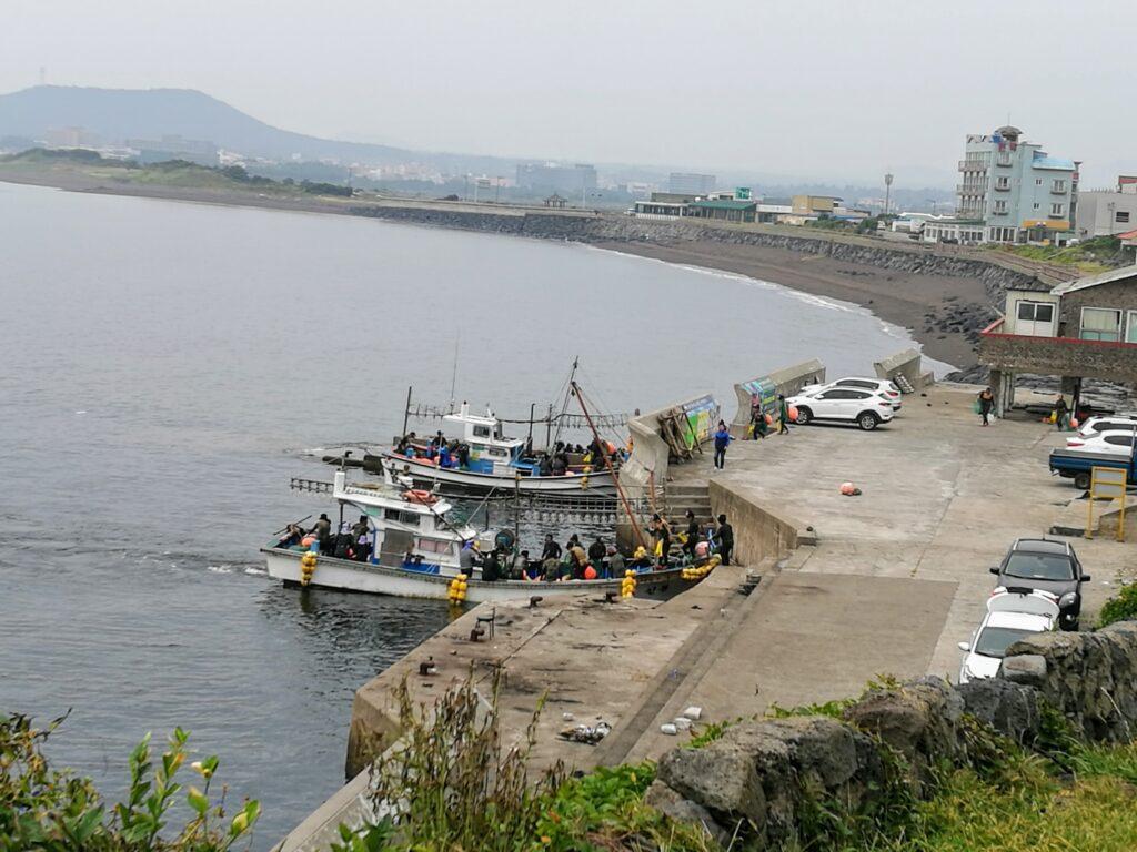 제주 해녀 체험 가이드 — 성산일출봉 앞바다에서 물질을 마치고 올라오는 해녀