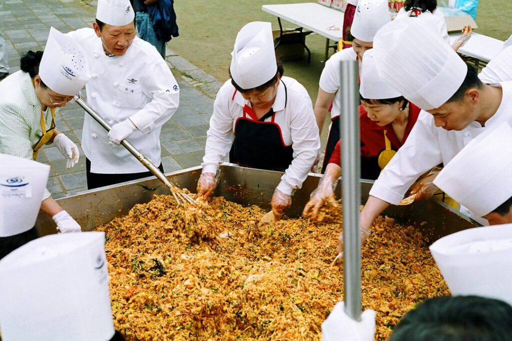 전주 비빔밥 막걸리 투어 핵심 메뉴, 30가지 나물이 올라가는 정통 전주 비빔밥 한 상