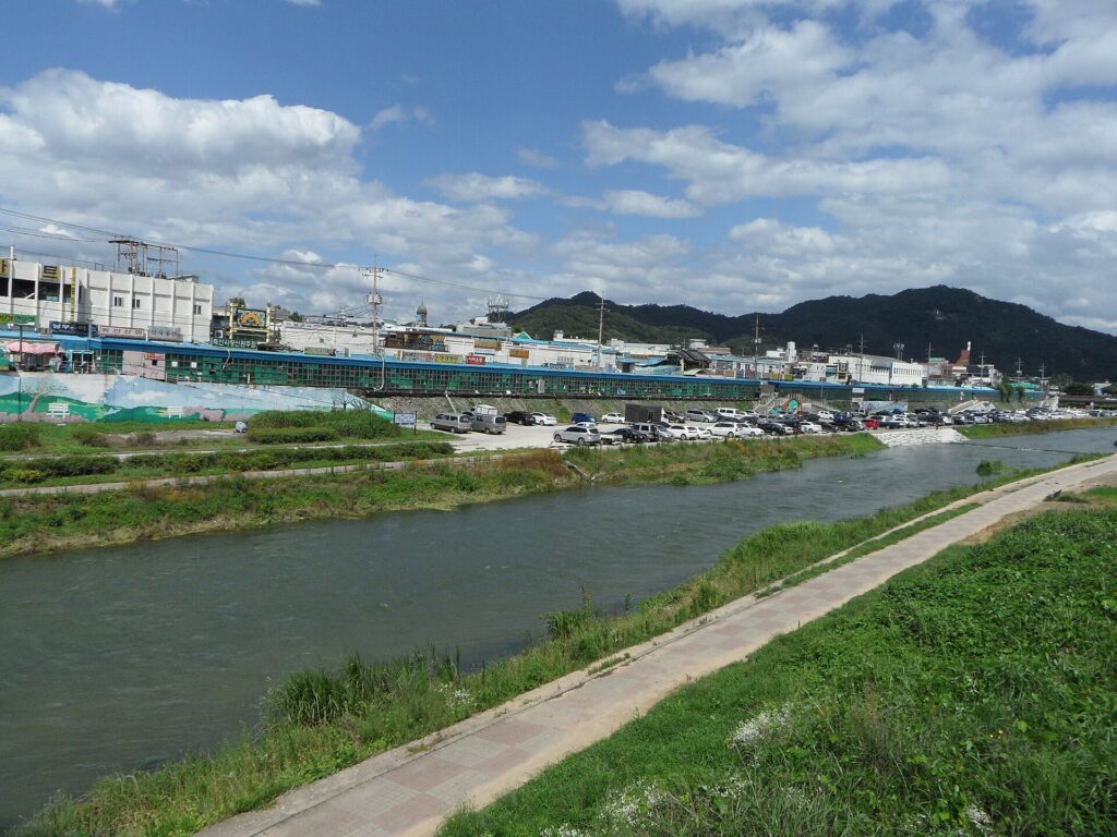 전주 비빔밥 막걸리 투어 코스에 포함되는 남부시장 청년몰 골목 풍경