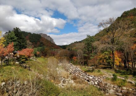 한국 명산 등산 가을 단풍 든 산악 풍경