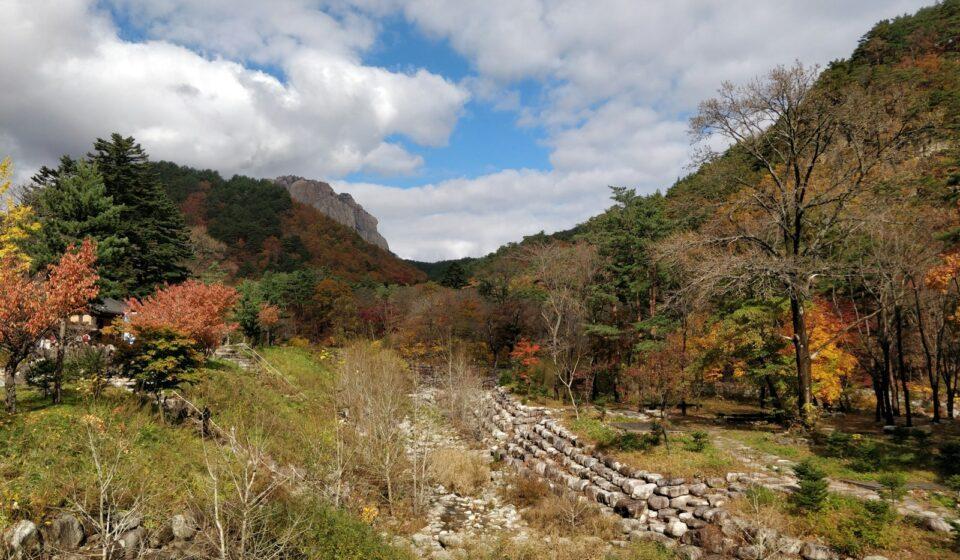 한국 명산 등산 가을 단풍 든 산악 풍경