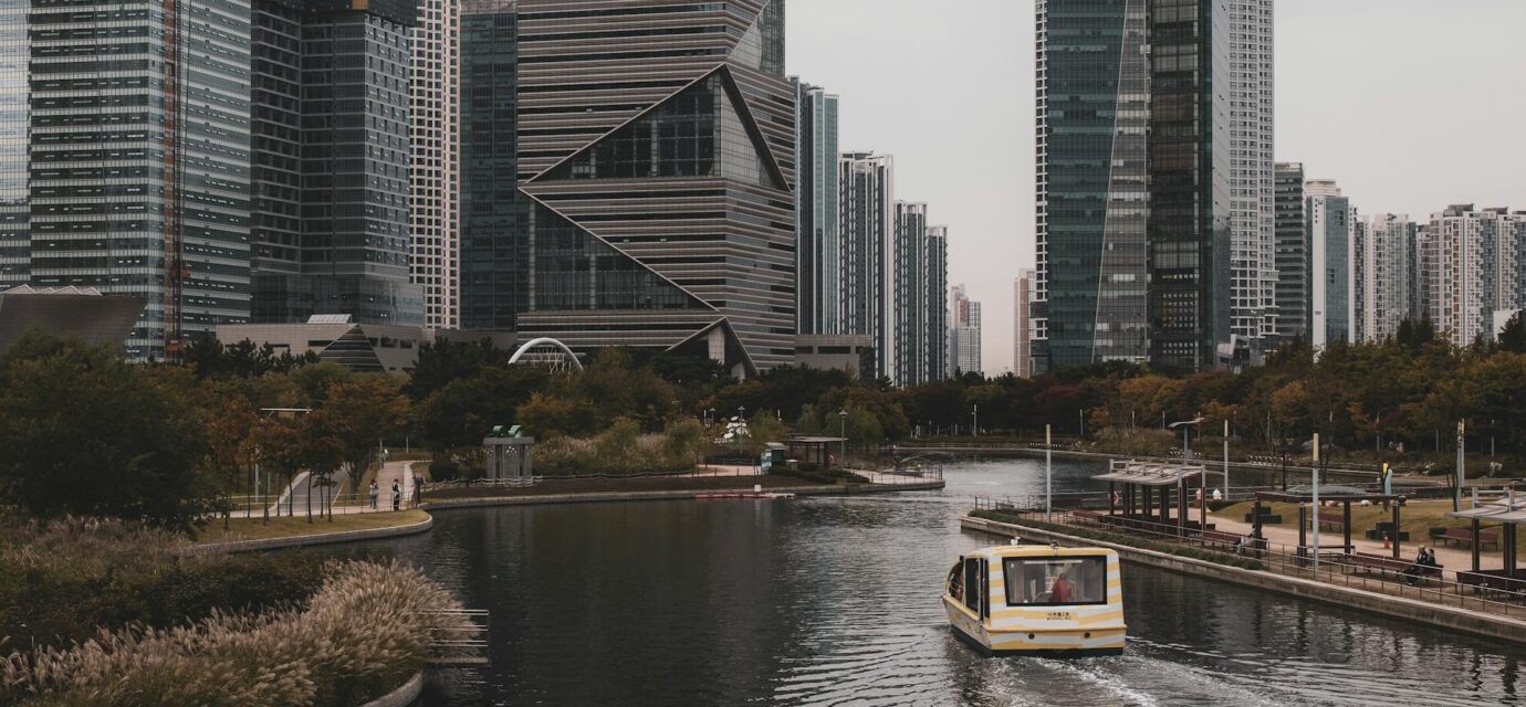 송도 센트럴파크 코스 야경 — 인공수로와 스카이라인
