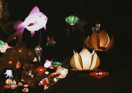 봄꽃 축제 연등회 — 사찰 마당의 형형색색 연등