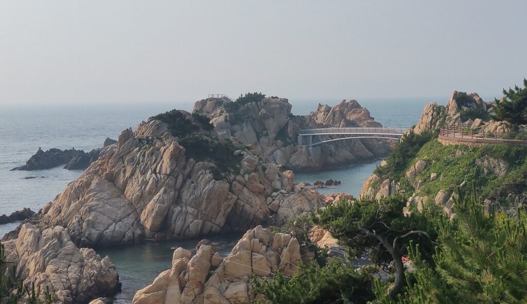 울산 대왕암공원 동해 절벽과 해안 산책로 풍경