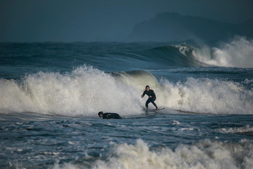 Yangyang surfing — surfers in the Jukdo Beach lineup (Pexels)