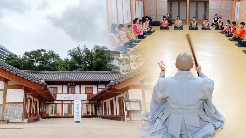 사찰 일주문과 법고를 치는 스님을 나란히 담은 사진