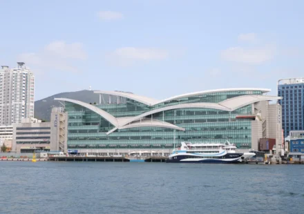 부산항에서 바라본 자갈치시장 건물 전경