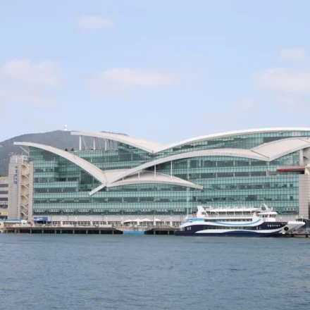 부산항에서 바라본 자갈치시장 건물 전경