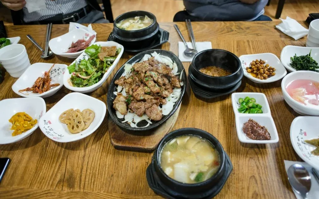 한식 기초 한 상 차림 — 김치·나물·국·반찬이 어우러진 한국 가정식 식탁