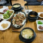 한식 기초 한 상 차림 — 김치·나물·국·반찬이 어우러진 한국 가정식 식탁