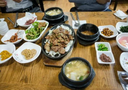 한식 기초 한 상 차림 — 김치·나물·국·반찬이 어우러진 한국 가정식 식탁