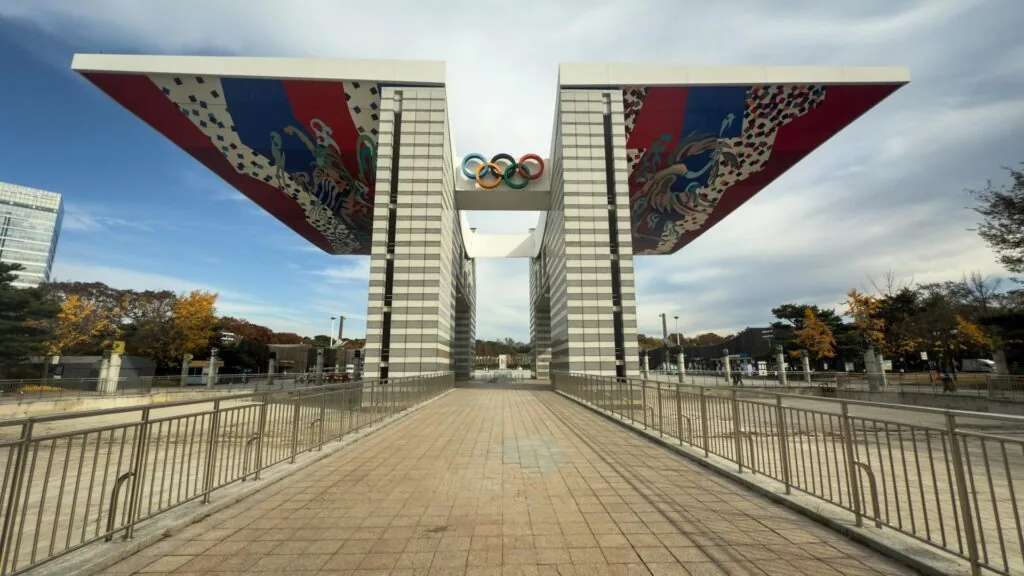 서울 올림픽공원 외국인 가이드 — 평화의문 가을 단풍 전경