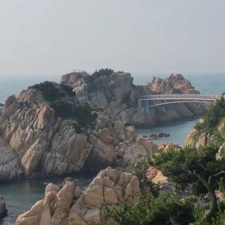 울산 대왕암공원 해안 절벽과 출렁다리