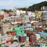 부산 감천문화마을의 알록달록한 산복도로 주택
