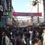 서울 남대문시장 붐비는 시장 골목