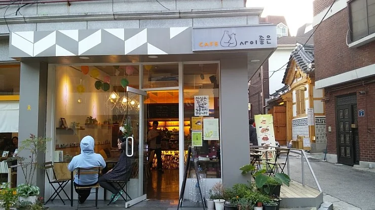 서촌 한옥 골목 옆 카페